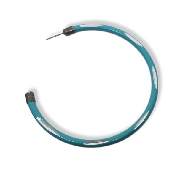 VINTAGE 1970s LARGE TURQUOISE BLUE  ENAMELED HOOP EARRINGS WITH DIAMOND CUTS - Picture 2 of 5